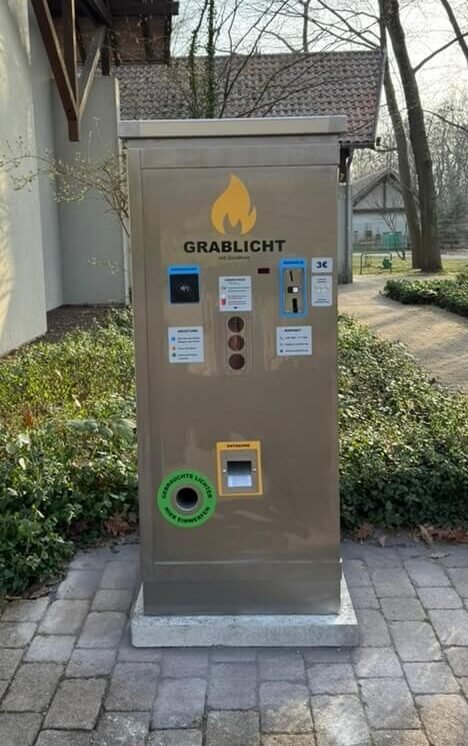 Grablichtautomat auf dem Friedhof Gartenstadt in Mannheim, frontale Ansicht mit Kartengerät zu sehen